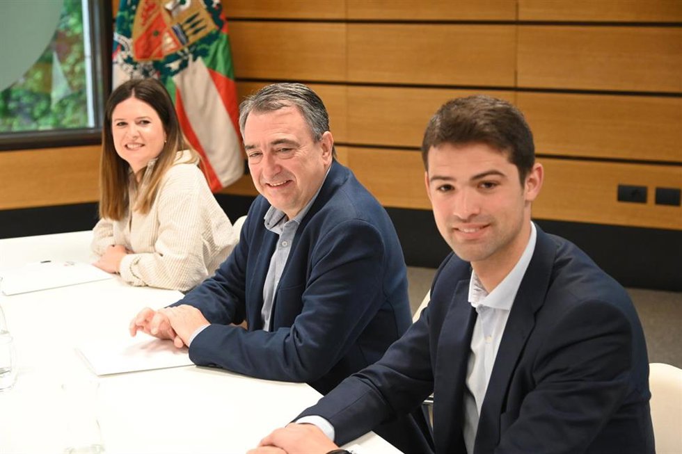 Archivo - El presidente del EBB del PNV, Aitor Esteban, el portavoz de la formación nacionalista en el Parlamento Vasco, Joseba Díez Antxustegi,  y Maitane Ipiñazar 