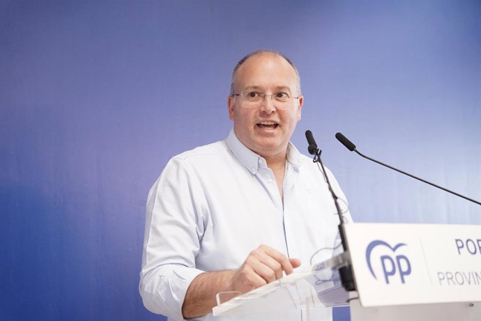 O secretário-geral do Partido Popular, Miguel Tellado, fala durante o Conselho Diretor Provincial do PP de Alicante, em 25 de julho de 2025, em Alicante, Comunidade Valenciana (Espanha). O Conselho de Diretores Provinciais normalmente reúne os porta-vozes