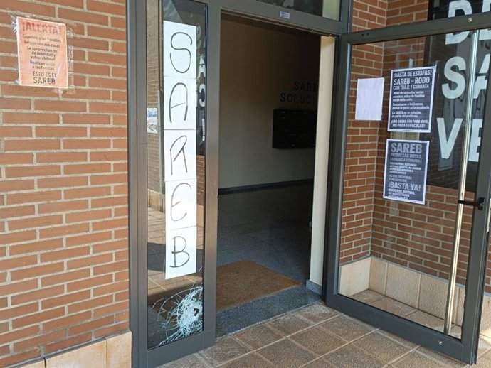 Puerta de acceso al bloque de viviendas del número 3 de la calle Piloña, en Gijón.