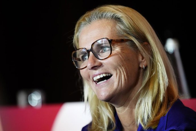 25 de julho de 2025, Suíça, Zurique: A treinadora da Inglaterra, Sarina Wiegman, participa de uma coletiva de imprensa no The Dolder Grand antes da partida de futebol da final da UEFA Women's Euro 2025 contra a Espanha. Foto: Nick Potts/PA Wire/dpa