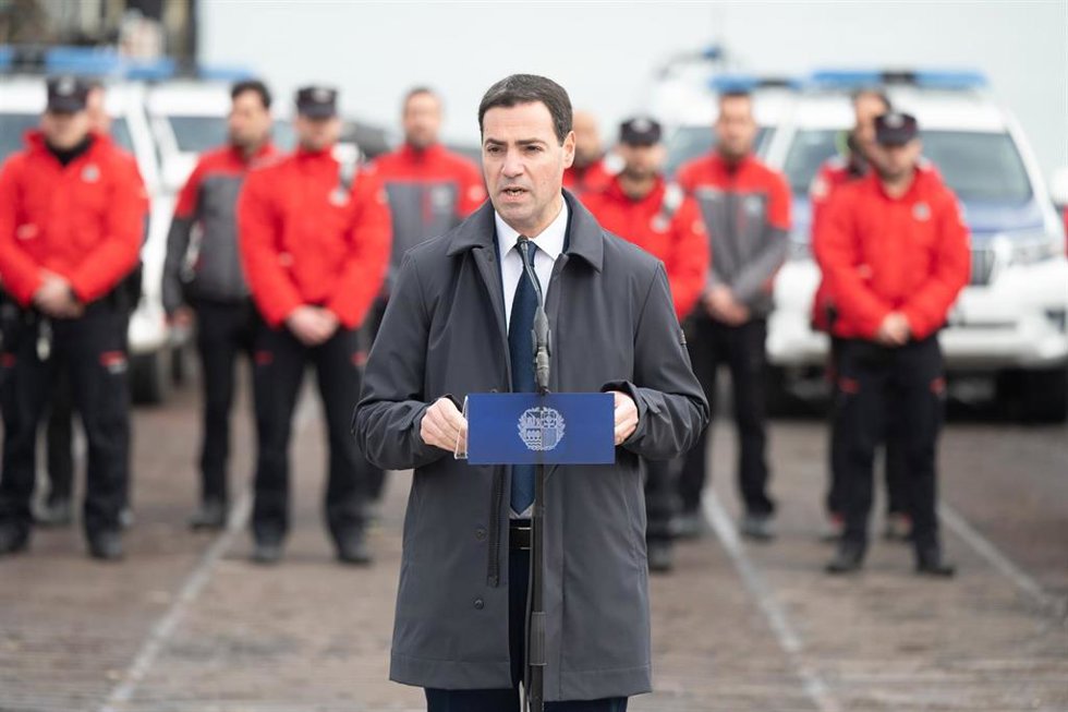 Archivo - El lehendakari, Imanol Pradales, y el consejero de Seguridad, Bingen Zupiria, durante una reunión con la Ertzaintza en el marco de la reciente ampliación de competencias de la policía vasca, en el Puerto de Bilbao, a 3 de febrero de 2025, en S