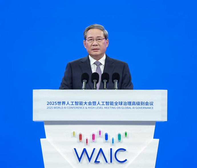XANGAI, 26 de julho de 2025 -- O primeiro-ministro chinês Li Qiang discursa na cerimônia de abertura da Conferência Mundial de IA de 2025 e da Reunião de Alto Nível sobre Governança Global de IA em Xangai, leste da China, em 26 de julho de 2025.