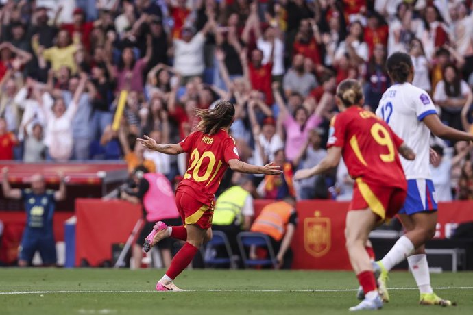 Archivo - Claudia Pina of Spain celebrates a goal during the UEFA Womens Nations League 2024/25 Grp A3 MD 6, match between Spain and England at RCDE Stadium on June 03, 2025 in Cornella, Barcelona, Spain.