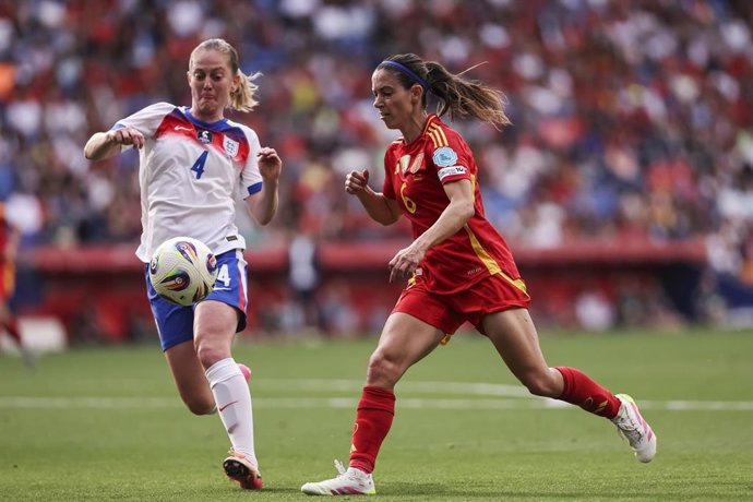 Archivo - Keira Walsh pelea por un balón con Aitana Bonmatí en el España-Inglaterra de la Liga de Naciones 2025
