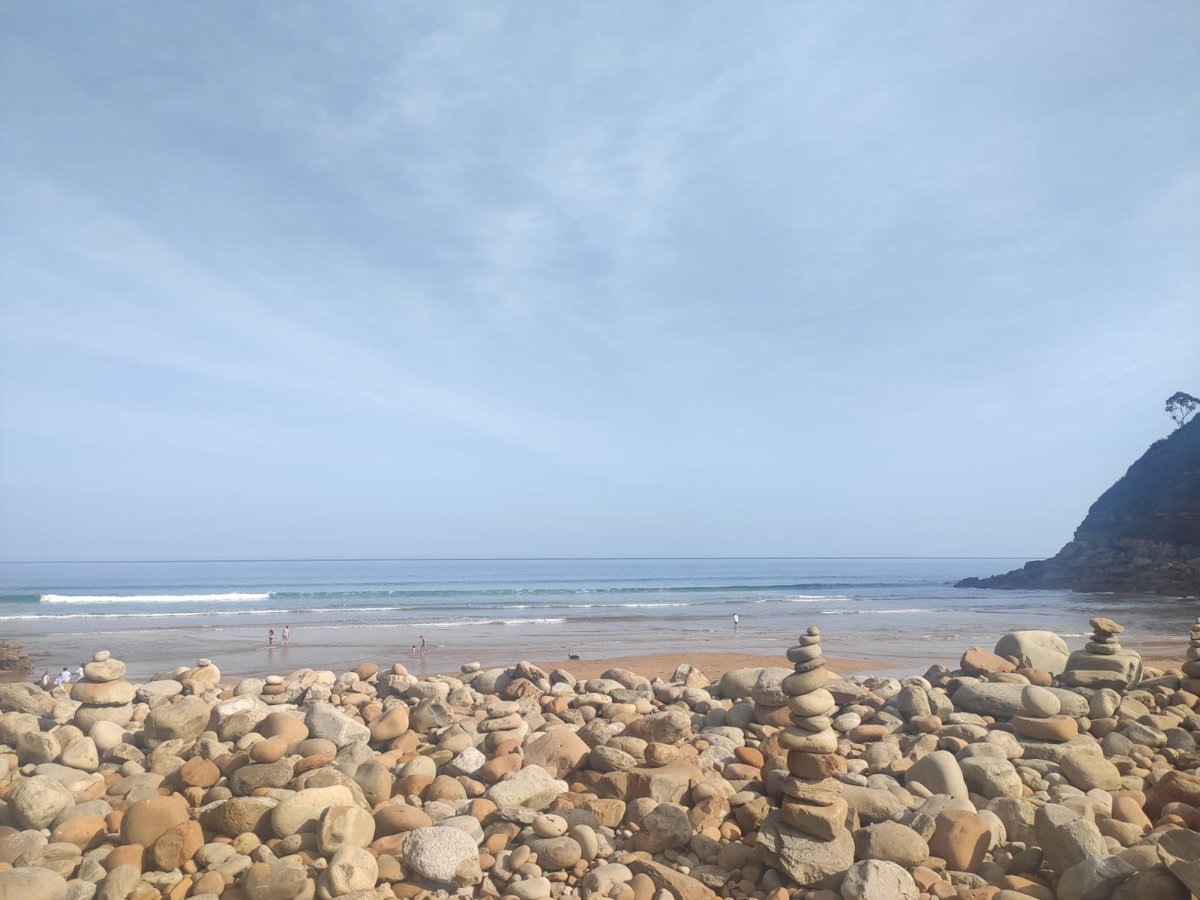 Reabierto al tráfico el acceso a la playa de Merón tras la reparación de un hundimiento