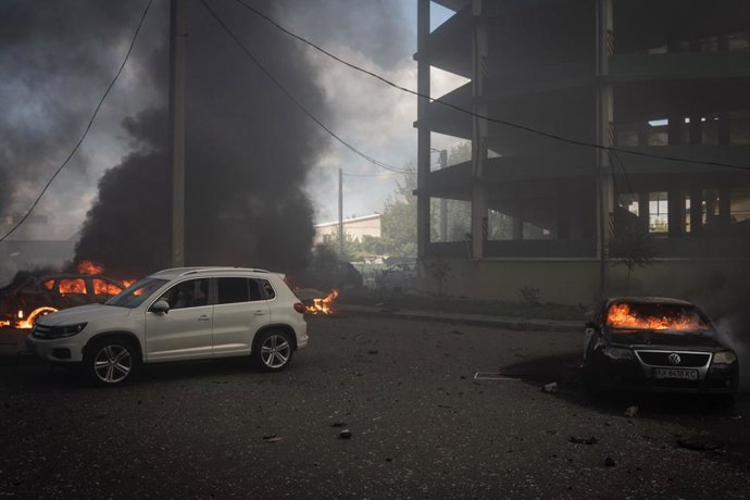 24 de julho de 2025, Kharkiv, Kharkiv, Ucrânia: 22 pessoas ficaram feridas depois que um míssil balístico atingiu uma área residencial na cidade de Kharkiv