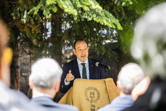El conseller de Justicia y Calidad Democrática, Ramon Espadaler, durante la ianuguración de la exposición en el Dansàneu