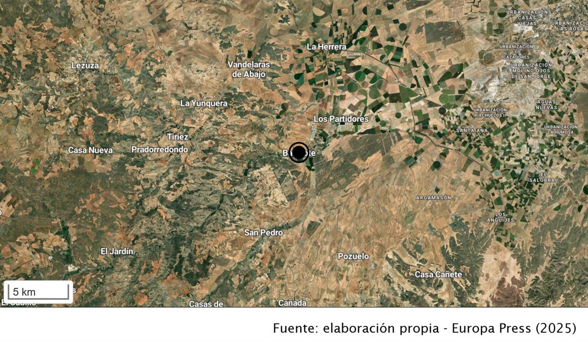 Herido un trabajador tras precipitarse desde una máquina 2 metros de altura en Balazote