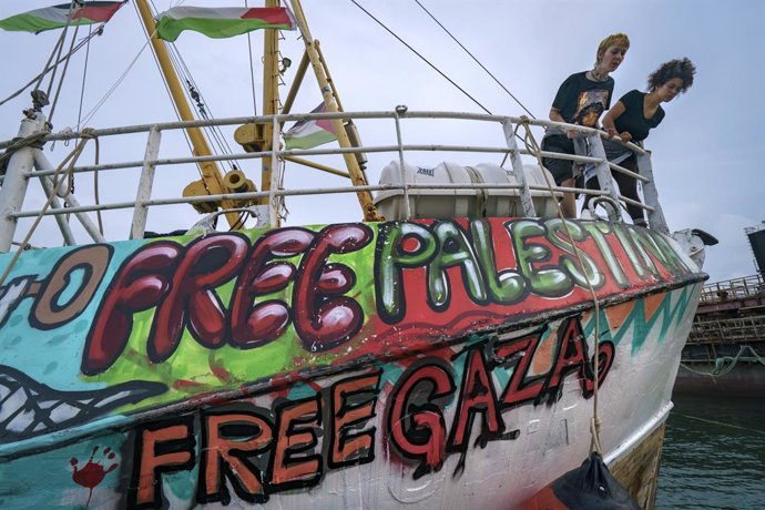 Archivo - June 25, 2024, Santander, Cantabria, Spain: Crew of the Handala ship, member of the Freedom Flotilla Mission supporting Palestine,  maneuvers for docking in the port of Santander, Spain. The ship iis visiting some european cities in protest agai