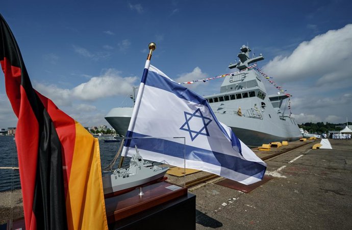 Archivo - 27 July 2021, Schleswig-Holstein, Kiel: Germany and Israel flags fly during the handover of two corvettes from the Kiel shipyard TKMS to the Israeli Navy in front of the I.N.S. Atzmaut (Independence). Photo: Axel Heimken/dpa