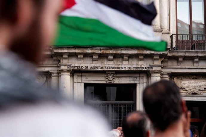 Archivo - Concentración para exigir la liberación de los activistas de la ‘Flotilla de la Libertad’, frente al Ministerio de Asuntos Exteriores, a 9 de junio de 2025, en Madrid (España). 