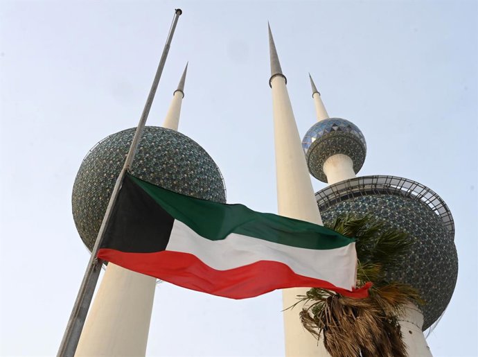 Archivo - KUWAIT CITY, May 13, 2022  -- A Kuwaiti national flag flies at half-mast to mourn the passing of President of the United Arab Emirates Sheikh Khalifa bin Zayed Al Nahyan in Kuwait City, Kuwait, on May 13, 2022. The President of the United Arab E