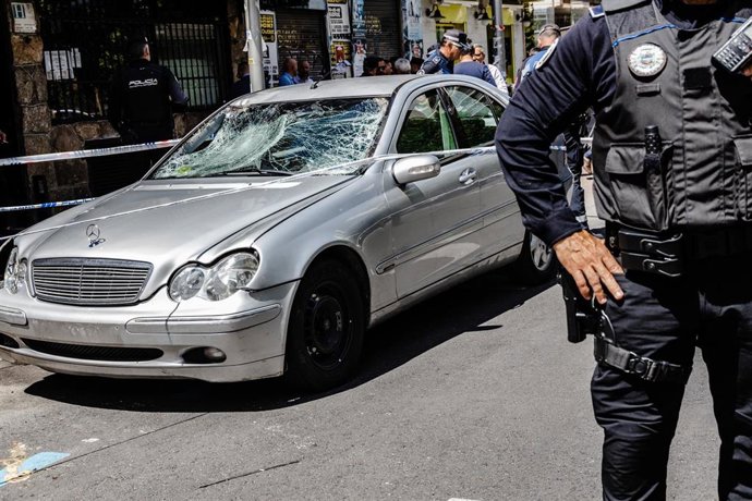 Archivo - Agentes de la policía nacional recogen pruebas del atropello en el Paseo de Extremadura, a 27 de abril de 2023, en Madrid, (España). 