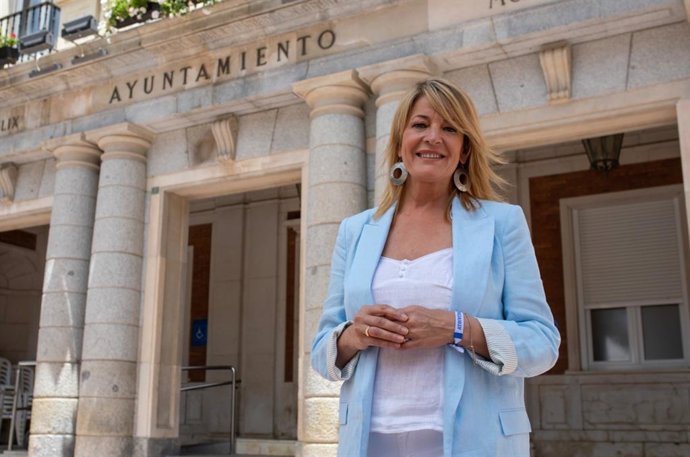 La alcaldesa de Huelva, Pilar Miranda, delante de la fachada del Ayuntamiento.
