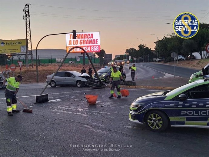 Un turismo choca contra un semáforo en la glorieta Parque Alcosa y la confluencia con la avenida Séneca.