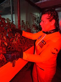 La astronauta análoga cordobesa Mariló Torres en la misión Alpha Centauri en el Habitat Marte del complejo Aerospace en Brasil, con pruebas de agricultura espacial.