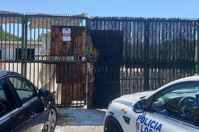 Barrera de acceso al solar okupado en el Coll d'en Rabassa