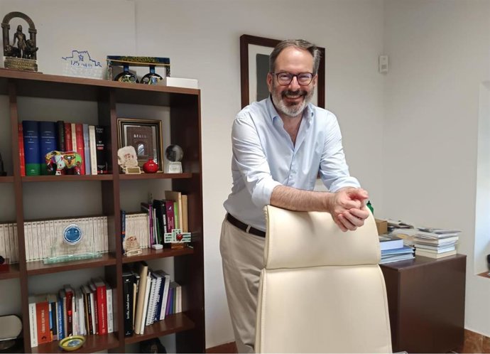 El delegado del Gobierno andaluz en Córdoba, Adolfo Molina, en su despacho.