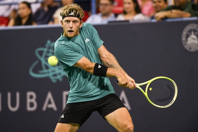 26 July 2025, US, Washington: Spanish tennis player  Alejandro fokina Davidovich in action against US Ben Shelton during their men's singles semi final tennis match of the Mubadala Citi DC Open tennis tournament at the Rock Creek Tennis Center. Photo: Kyl