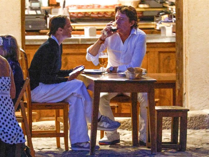 Alejandra Conde y Colate Vallejo-Nágera disfrutan de una cena romántica a 19 de Julio de 2025 en Pedraza, Segovia (España).