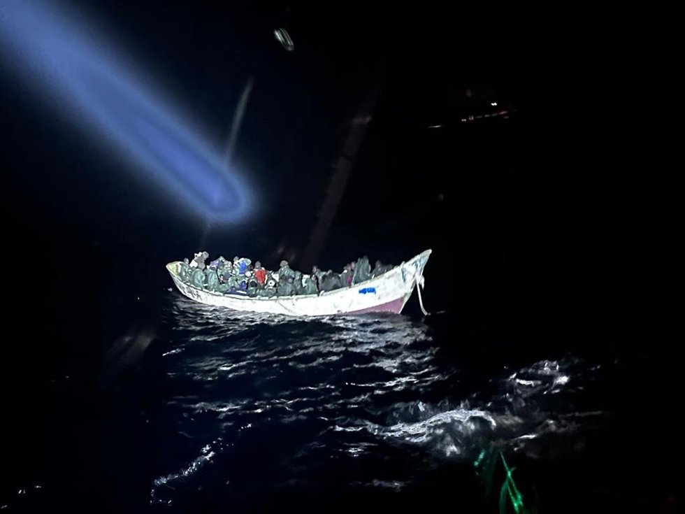 Archivo - Imagen de archivo de un cayuco con personas migrantes en su llegada a El Hierro