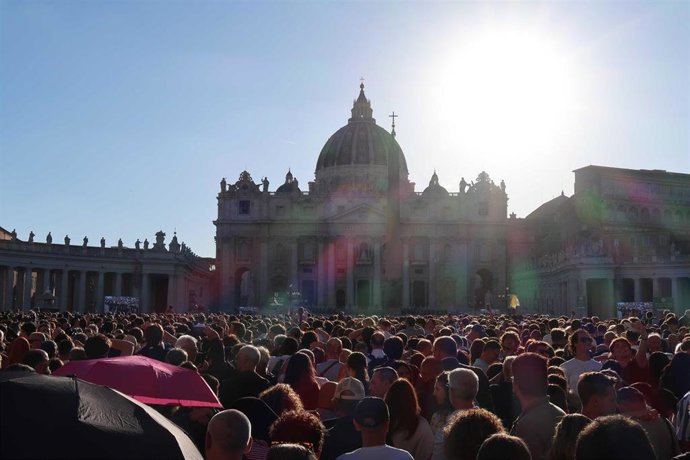 Archivo - Miles de personas ante la plaza de San Pedro, el día de la fumata blanca.