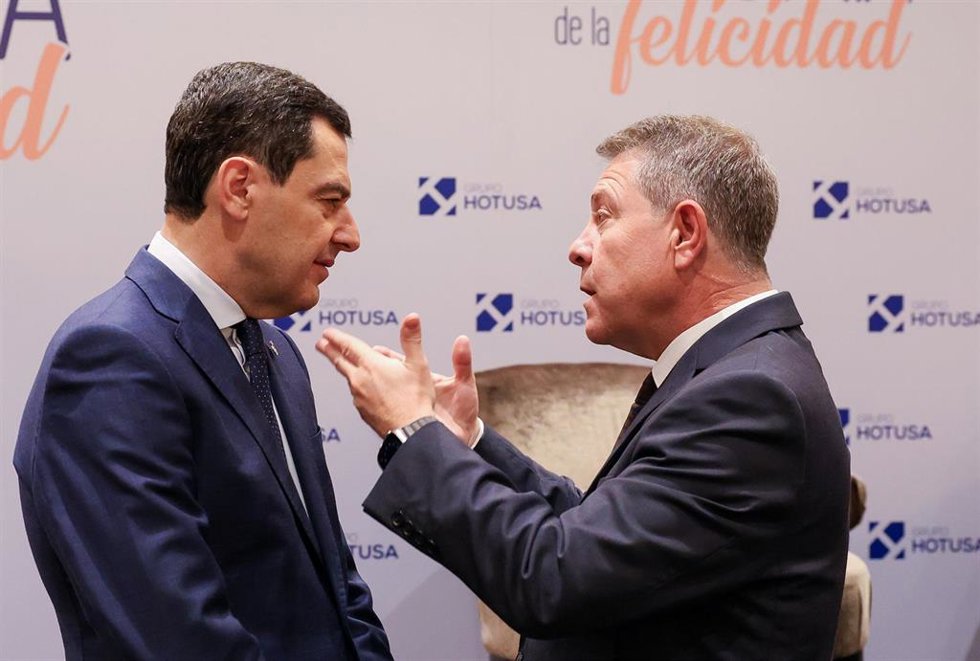 Archivo - El presidente de la Junta de Andalucía, Juanma Moreno (i), y el presidente de Castilla-La Mancha, Emiliano García-Page (d), durante un desayuno informativo, en foto de archivo.
