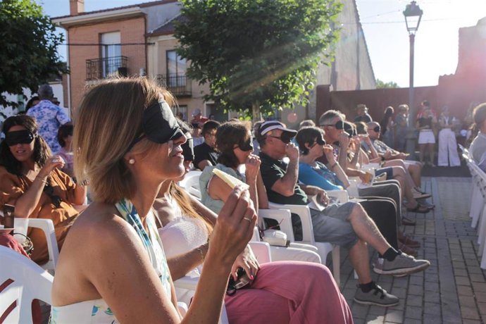 Cata de quesos a ciegas en la jornada 'Con A de Arte y de Alimentos de Segovia' en Juarros de Riomoros.