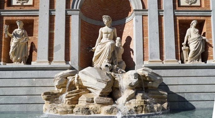 Fuente mural del Río Lozoya ubicada en la fachada principal del Primer Depósito, la calle Bravo Murillo