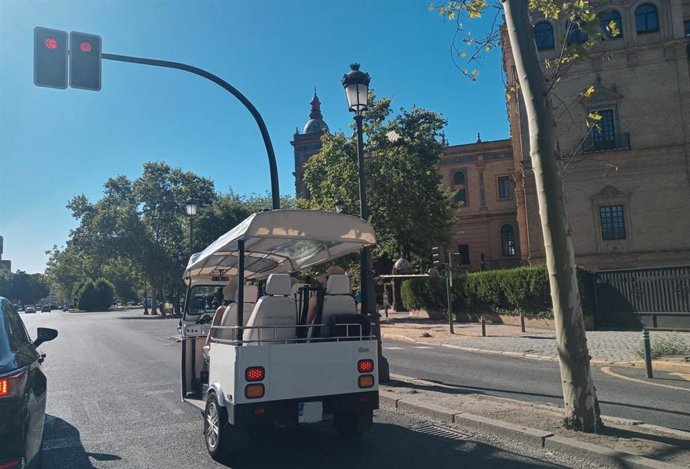 Un vehículo tuk tuk realiza un recorrido turístico por el entorno de la Plaza de España, en una imagen tomada la pasada semana.