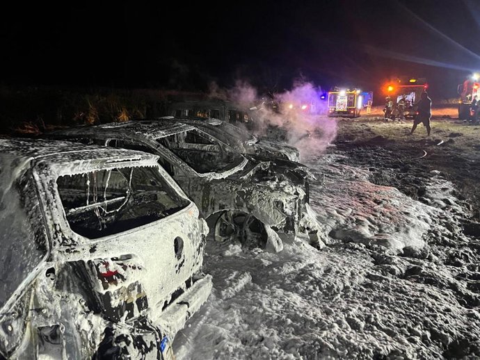 Coches calcinados en Queiruga, Porto do Son (A Coruña), a 27 de julio de 2025.