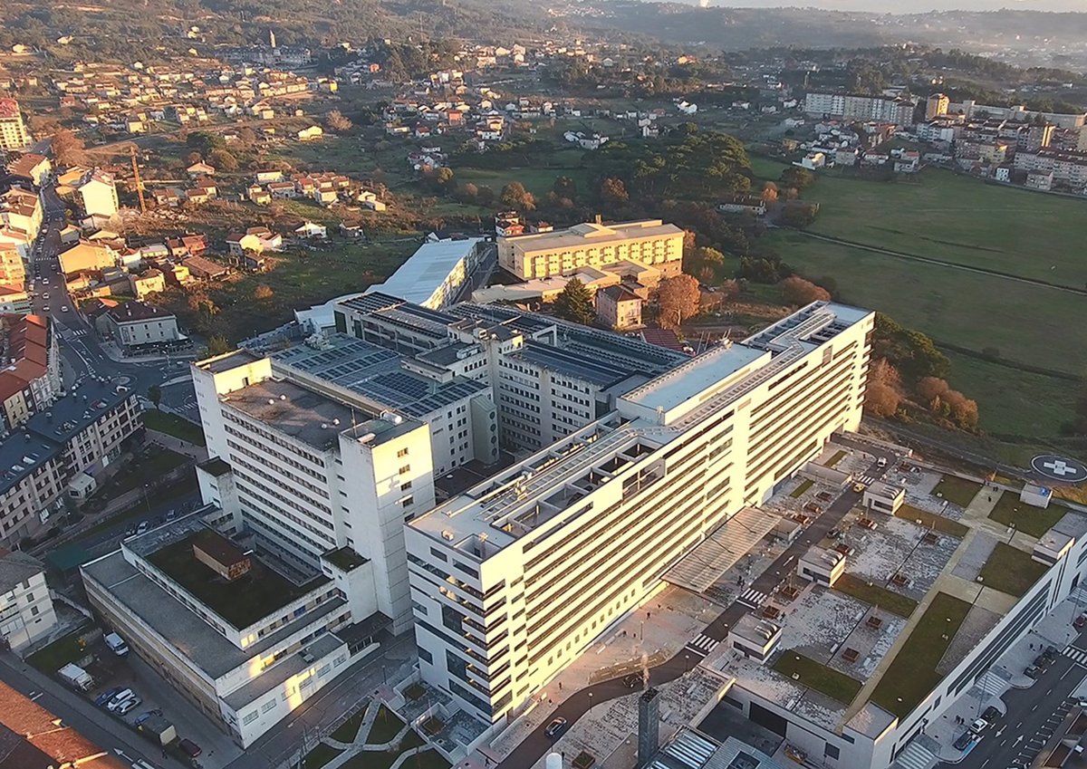 Trasladadas dos personas al hospital tras volcar su vehículo en Cortegada (Ourense)