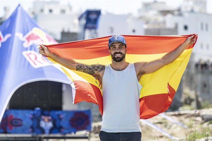Archivo - Arquivo - Carlos Gimeno, da Espanha, durante um dia de treinamento na terceira etapa do Red Bull Cliff Diving World Series em Polignano a Mare, Itália, em 2023.