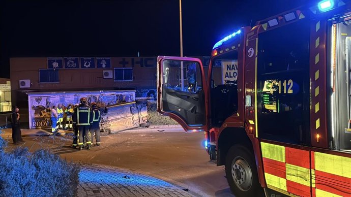 Vuelco de un turismo con 5 ocupantes.