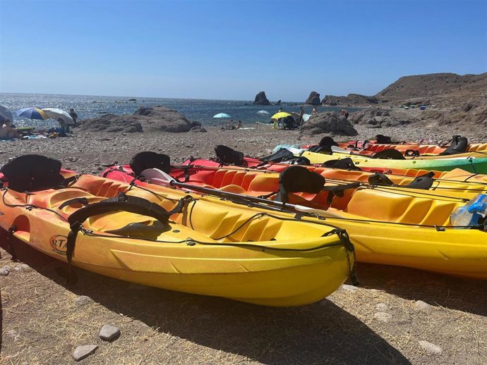 Kayaks preparados para una salida guiada en la playa de Los Escullos, en el Parque Natural de Cabo de Gata-Níjar (Almería).