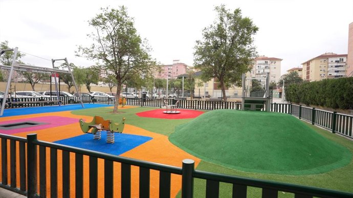 Alcosa estrena un remozado parque infantil.