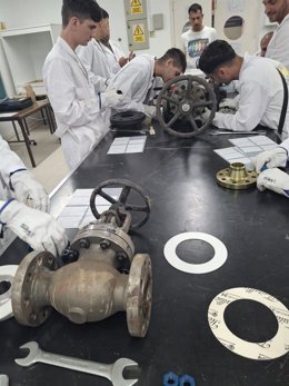 Un grupo de alumnos mientras realizan la formación en mantenimiento de plantas industriales