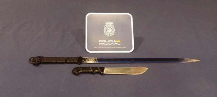 El sable y el cuchillo que utilizaron los detenidos en sus amenazas.