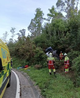 Dos portugueses heridos con pronóstico reservado tras una salida de vía en Udías