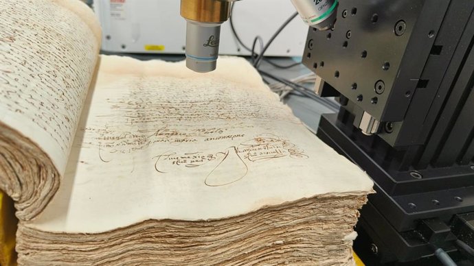 Análisis con láser de las tintas utilizadas en las rúbricas de los documentos notariales.