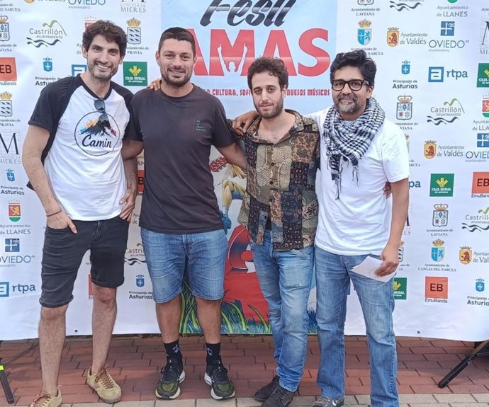 El grupo Cimarron junto al concejal de Turismo de Valdés, Ismael González.