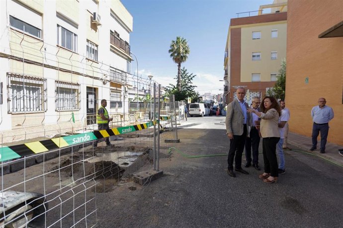 Archivo - El exalcalde de Sevilla, Antonio Muñoz, en el barrio de Bellavista junto a la concejal Carmen Fuentes, en foto de archivo.