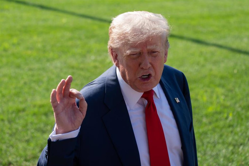25 July 2025, US, Washington: US President Donald Trump speaks to the media before heading to Scotland this weekend for meetings and to play golf. Photo: Andrew Leyden/ZUMA Press Wire/dpa