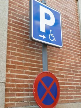 Archivo - Señal de plaza de aparcamiento para personas con discapacidad.