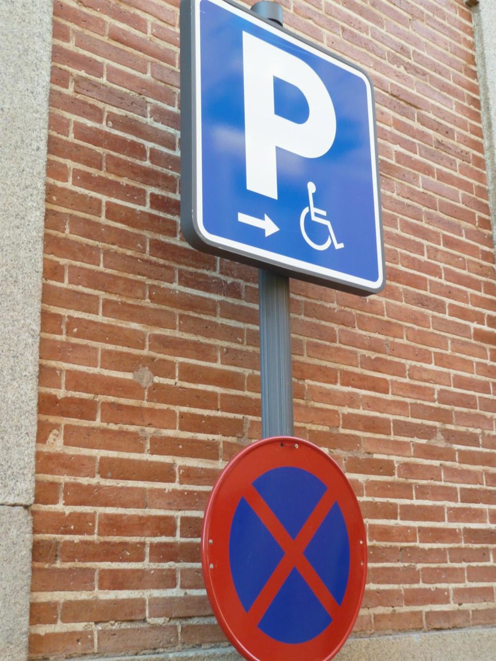 Archivo - Señal de plaza de aparcamiento para personas con discapacidad.