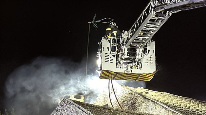 Nueve dotaciones de #BomberosCM han acudido a apagar el fuego, junto al Grupo Especial de Drones.