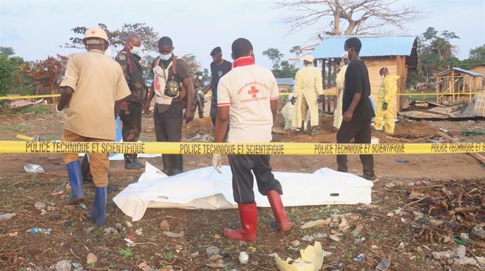 Archivo - Imagen de archivo de los servicios de emergencias tras un ataque de las ADF en el este de República Democrática del Congo