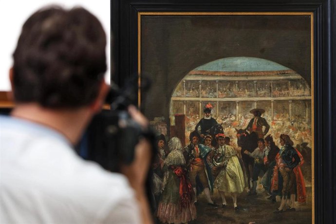 Archivo - Un cámara frente a un cuadro durante el acto de restitución de obras incautadas durante la Guerra Civil y no devueltas por el franquismo, en el Claustro de los Jerónimos del Museo Nacional del Prado, a 22 de mayo de 2025, en Madrid (España). El 
