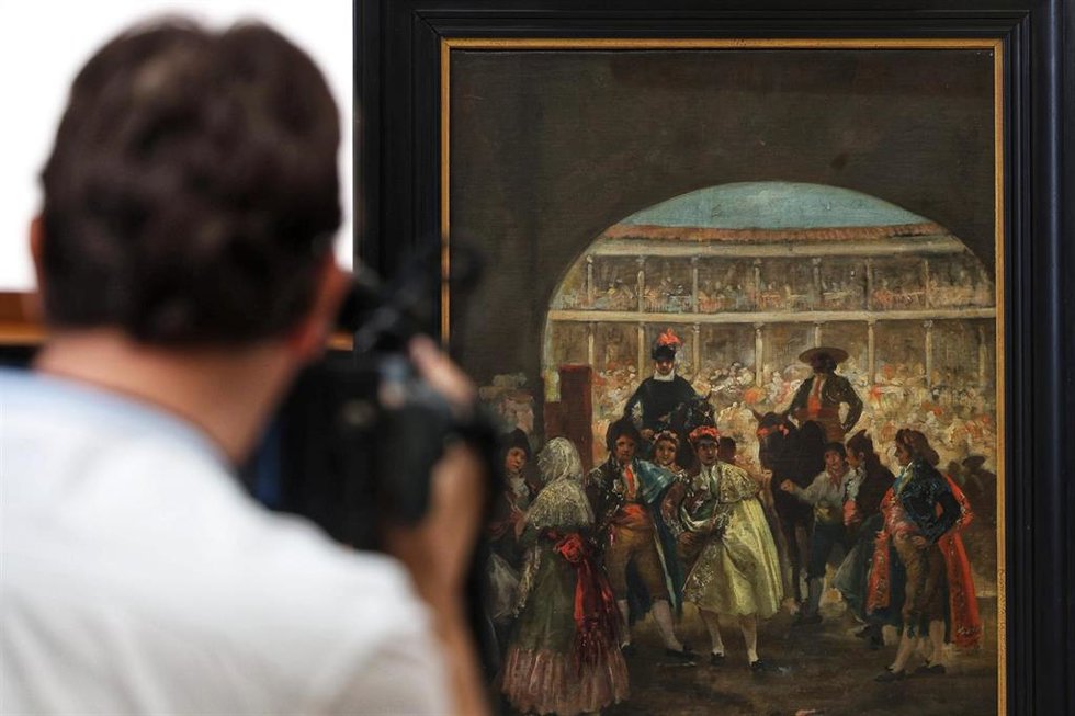 Archivo - Un cámara frente a un cuadro durante el acto de restitución de obras incautadas durante la Guerra Civil y no devueltas por el franquismo, en el Claustro de los Jerónimos del Museo Nacional del Prado, a 22 de mayo de 2025, en Madrid (España). E