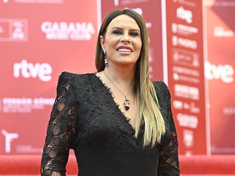 Karla Sofía Gascón posa en la alfombra roja de la II edición de los Premios Academia de la Moda Española que tiene lugar en la Biblioteca Nacional de España, a 17 de julio de 2025, en Madrid (España).